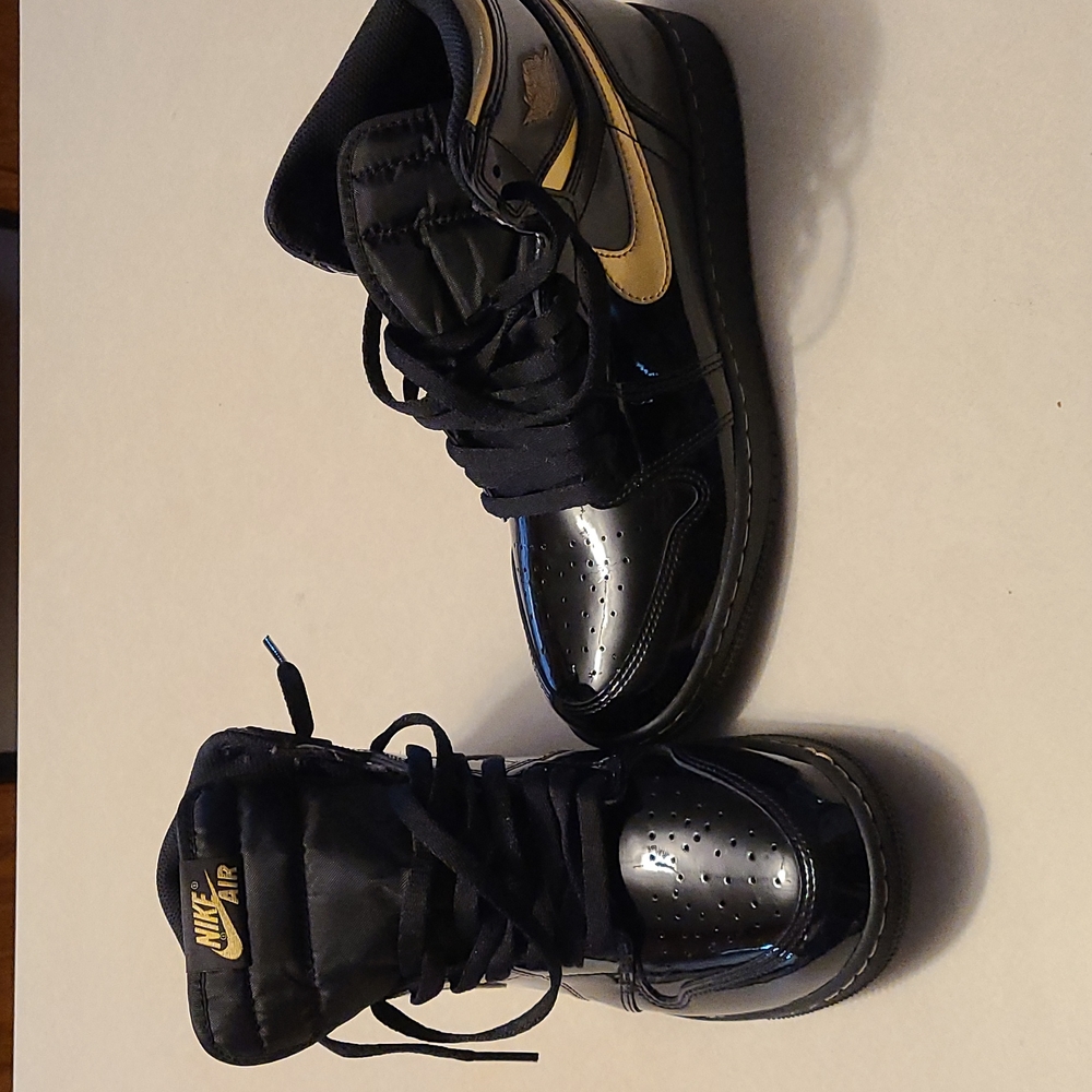 Nike Air Jordan 1 in metallic gold